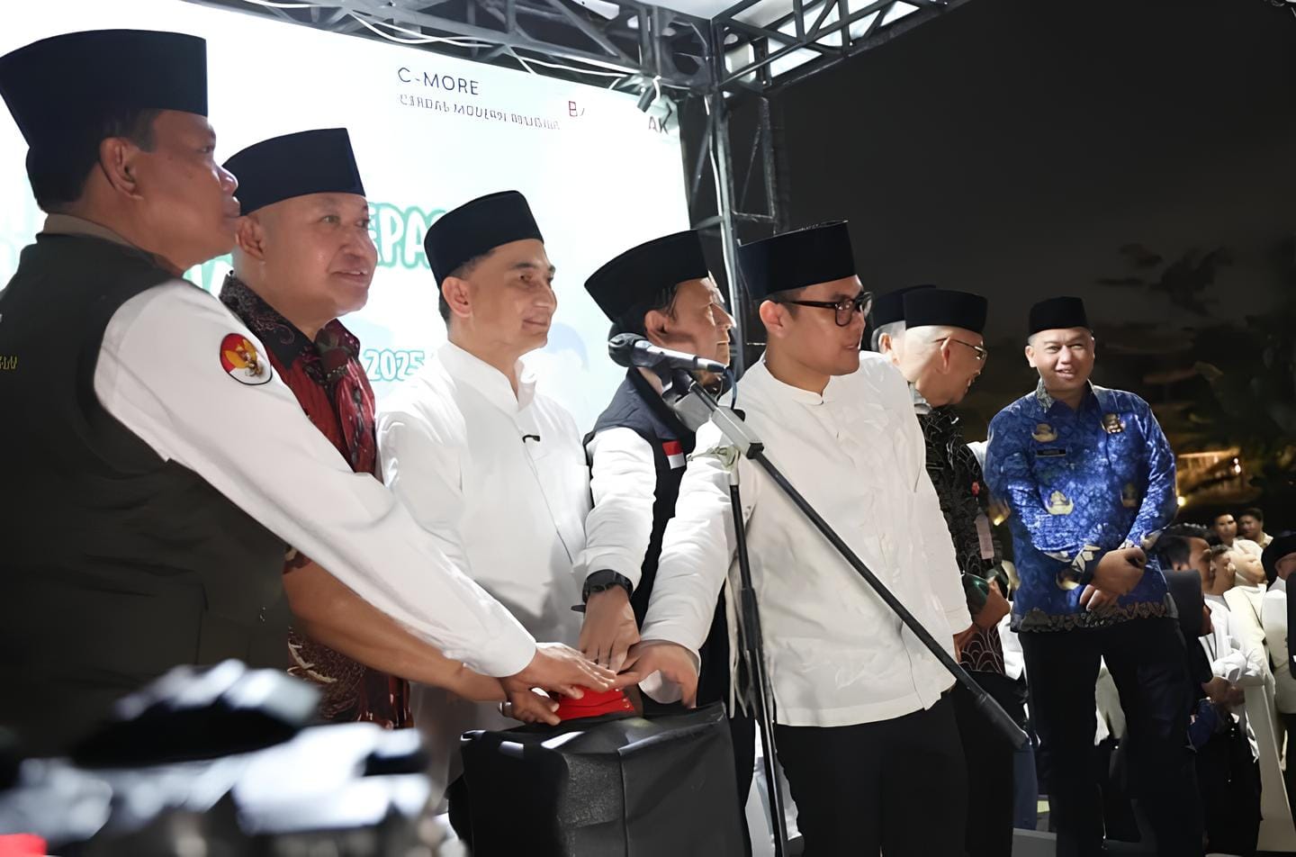 Wakil Gubernur Banten, A Dimyati Natakusumah, melepas jamaah haji kloter 47 JKG asal Kota Tangerang Selatan di Masjid Islamic Center.