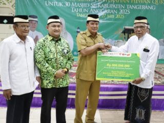 Pemerintah Kabupaten Tangerang menyerahkan 30 ekor sapi kurban kepada 30 masjid di 29 kecamatan, bekerja sama dengan Dewan Masjid Indonesia.