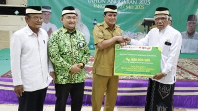 Pemerintah Kabupaten Tangerang menyerahkan 30 ekor sapi kurban kepada 30 masjid di 29 kecamatan, bekerja sama dengan Dewan Masjid Indonesia.