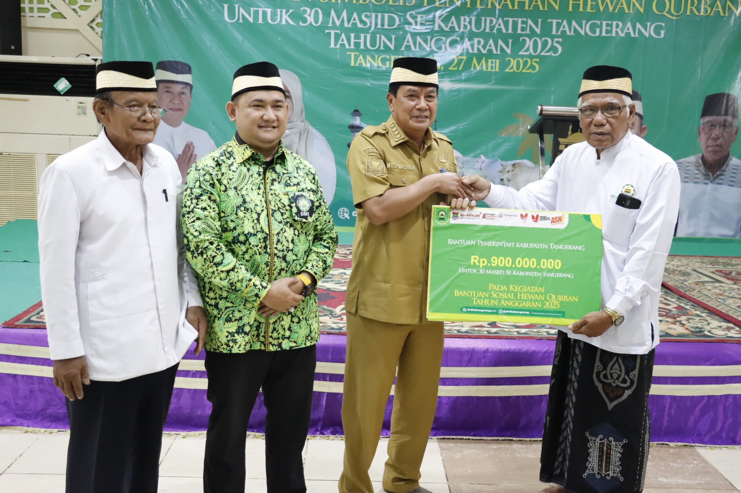 Pemerintah Kabupaten Tangerang menyerahkan 30 ekor sapi kurban kepada 30 masjid di 29 kecamatan, bekerja sama dengan Dewan Masjid Indonesia.