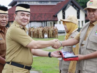 Sekda Kabupaten Tangerang, Soma Atmaja, melepas 100 petugas pemeriksa kesehatan hewan kurban menjelang Idul Adha 2025.