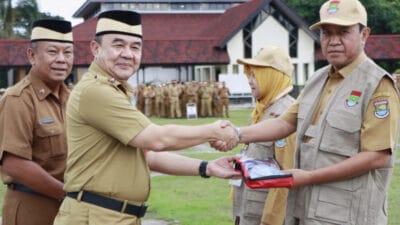 Sekda Kabupaten Tangerang, Soma Atmaja, melepas 100 petugas pemeriksa kesehatan hewan kurban menjelang Idul Adha 2025.