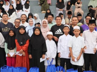 Bupati Tangerang, Moch Maesyal Rasyid, merayakan ulang tahunnya yang ke-60 dengan berbagi rasa syukur bersama 100 anak yatim.