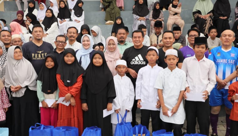 Bupati Tangerang, Moch Maesyal Rasyid, merayakan ulang tahunnya yang ke-60 dengan berbagi rasa syukur bersama 100 anak yatim.