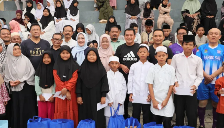 Bupati Tangerang, Moch Maesyal Rasyid, merayakan ulang tahunnya yang ke-60 dengan berbagi rasa syukur bersama 100 anak yatim.