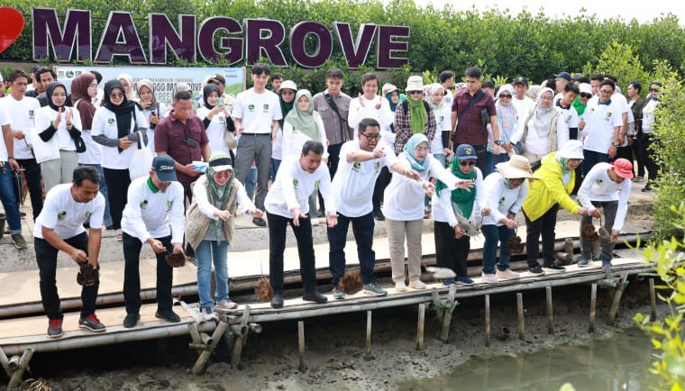 Bupati Tangerang menanam 2.000 pohon mangrove untuk Hari Bumi 2025, mendorong kolaborasi dalam pelestarian lingkungan.