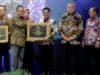 Pemerintah Kota Tangerang berhasil meraih Juara 1 SPM Awards berkat dedikasinya dalam pelayanan publik dan menerima penghargaan dari Mendagri