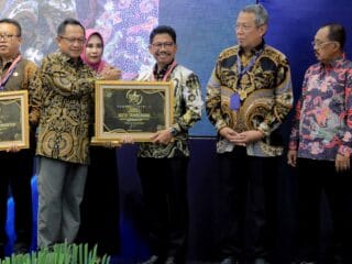 Pemerintah Kota Tangerang berhasil meraih Juara 1 SPM Awards berkat dedikasinya dalam pelayanan publik dan menerima penghargaan dari Mendagri