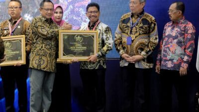Pemerintah Kota Tangerang berhasil meraih Juara 1 SPM Awards berkat dedikasinya dalam pelayanan publik dan menerima penghargaan dari Mendagri