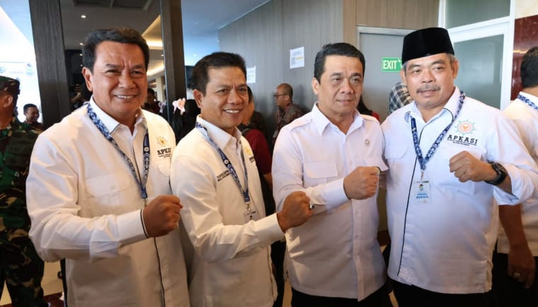 Bupati Tangerang, Moch. Maesyal Rasyid, hadir di Munas VI Apkasi 2025 di Minahasa Utara, di mana Bursah Zarnubi terpilih sebagai Ketua Umum.