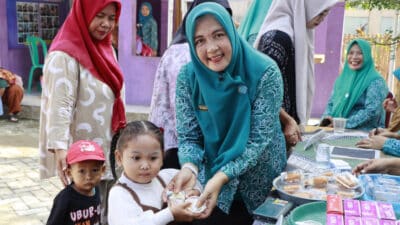 Gerebek Posyandu di Kecamatan Jambe untuk pencegahan stunting melalui layanan kesehatan balita dan ibu hamil. Dukung kesehatan keluarga!