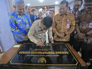 Perpustakaan Daerah Kota Tangerang dibuka oleh Wali Kota H. Sachrudin, menawarkan 25 ribu koleksi buku dan fasilitas lengkap.