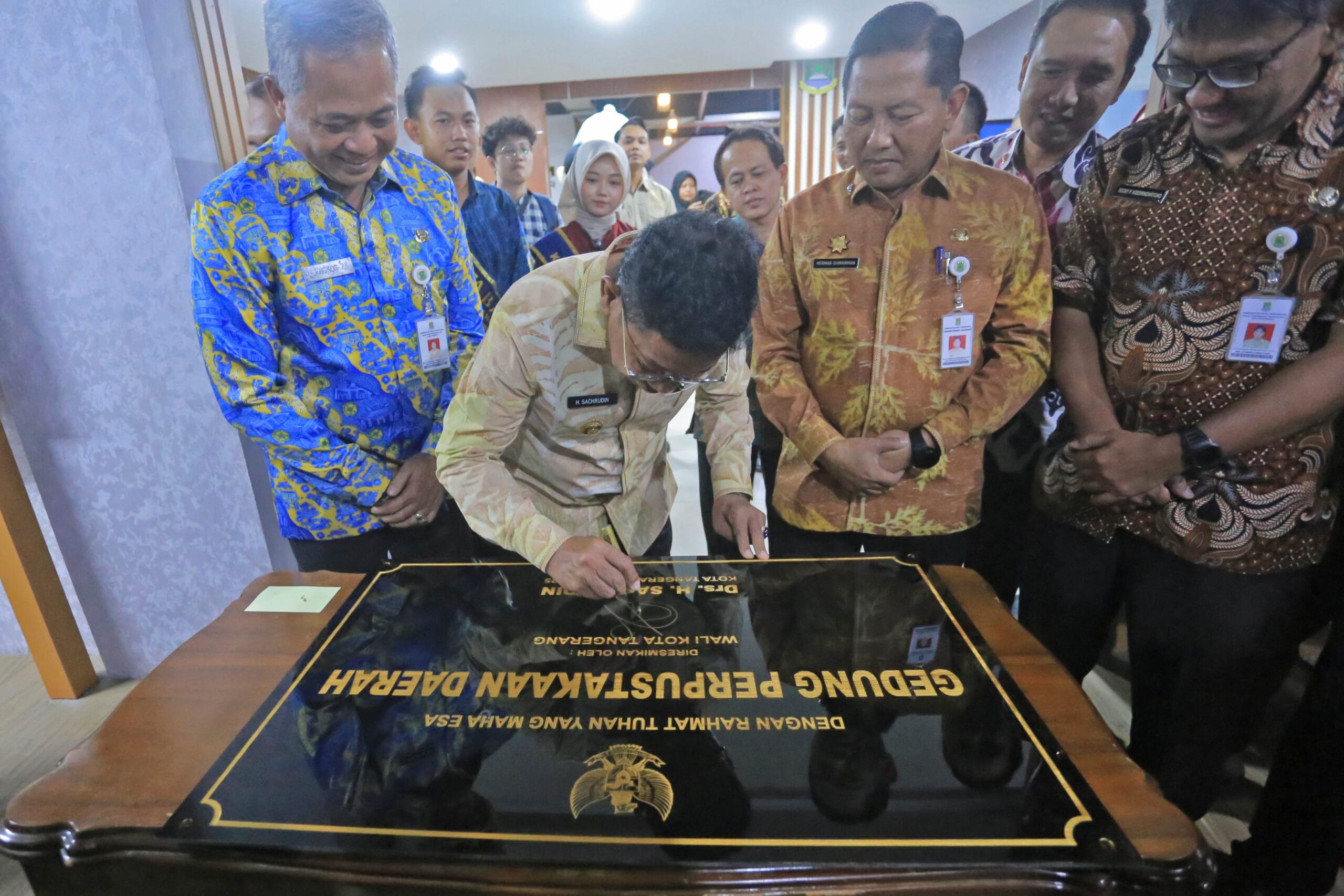 Perpustakaan Daerah Kota Tangerang dibuka oleh Wali Kota H. Sachrudin, menawarkan 25 ribu koleksi buku dan fasilitas lengkap.