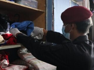 Petugas Rutan Kelas I Tangerang, TNI, dan Polri lakukan razia untuk pastikan Zero Halinar, amankan barang terlarang, dan ciptakan lingkungan aman.