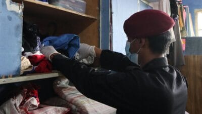 Petugas Rutan Kelas I Tangerang, TNI, dan Polri lakukan razia untuk pastikan Zero Halinar, amankan barang terlarang, dan ciptakan lingkungan aman.