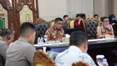 Gubernur Banten, Andra Soni, mengarahkan peningkatan kualitas pelayanan Samsat untuk mendukung program pembebasan pajak kendaraan.