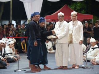 Seba Gede 2025: Gubernur Andra Soni menerima Laksa dari masyarakat Baduy, menandai tradisi kelestarian alam dan budaya yang kaya.