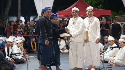 Seba Gede 2025: Gubernur Andra Soni menerima Laksa dari masyarakat Baduy, menandai tradisi kelestarian alam dan budaya yang kaya.