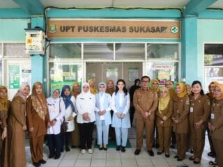 Selvi Ananda, kunjungi Puskesmas Sukasari di Kota Tangerang untuk bagikan susu dan makanan serta tinjau program Cek Kesehatan Gratis.