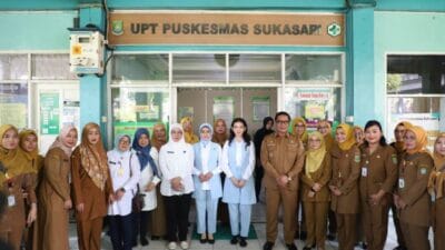 Selvi Ananda, kunjungi Puskesmas Sukasari di Kota Tangerang untuk bagikan susu dan makanan serta tinjau program Cek Kesehatan Gratis.