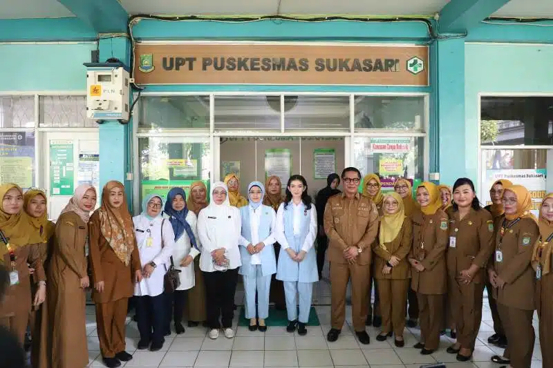 Selvi Ananda, kunjungi Puskesmas Sukasari di Kota Tangerang untuk bagikan susu dan makanan serta tinjau program Cek Kesehatan Gratis.