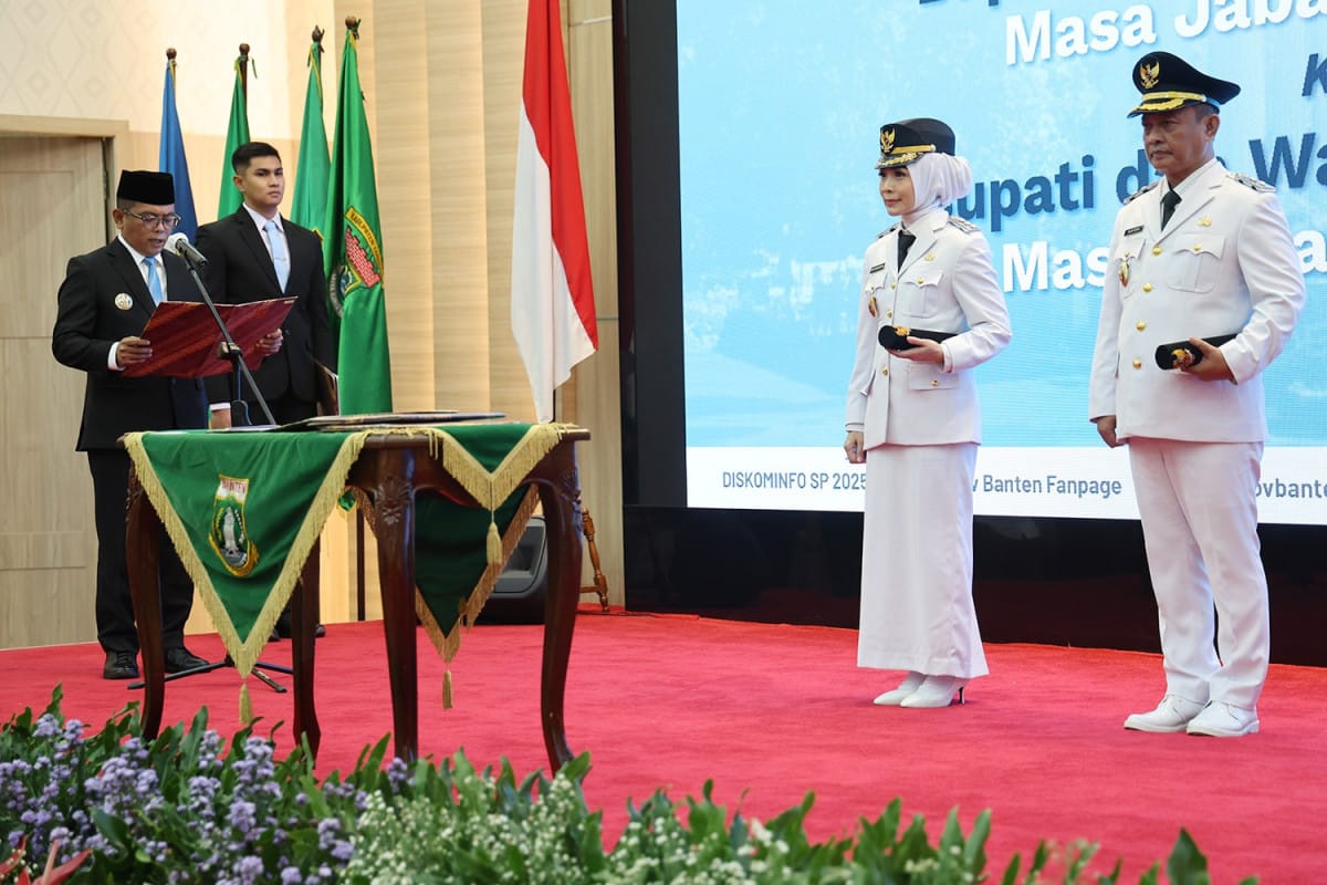 Gubernur Banten, Andra Soni, melantik Ratu Rachmatuzakiyah dan Muhammad Najib Hamas sebagai Bupati dan Wakil Bupati Serang.