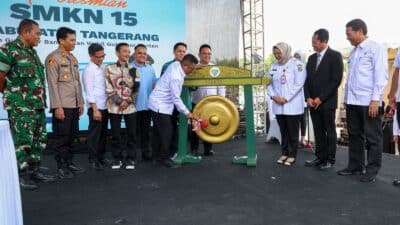 Gubernur Banten meresmikan SMKN 15 Kabupaten Tangerang untuk meningkatkan akses pendidikan vokasi dan meluncurkan program sekolah gratis.