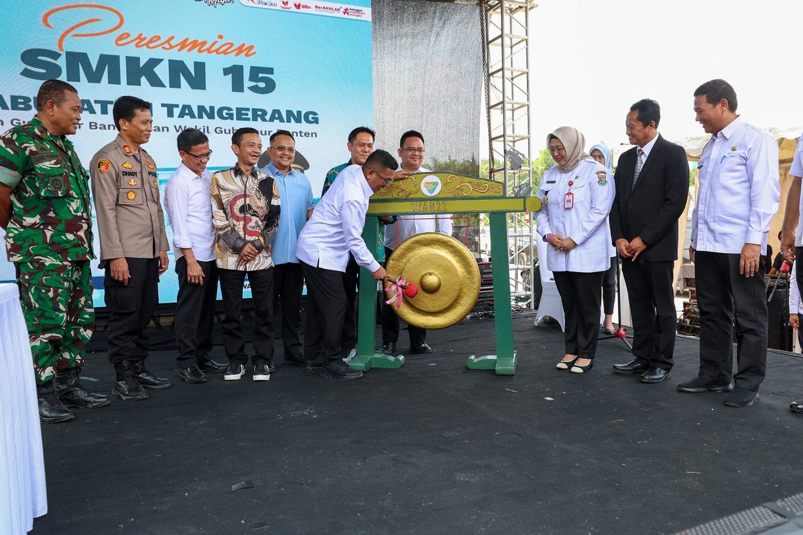Gubernur Banten meresmikan SMKN 15 Kabupaten Tangerang untuk meningkatkan akses pendidikan vokasi dan meluncurkan program sekolah gratis.