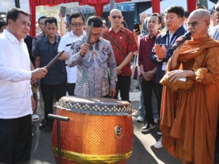 Gubernur Banten, Andra Soni, menghadiri perayaan Tri Suci Waisak di Kabupaten Tangerang, mengajak masyarakat untuk saling menghormati.
