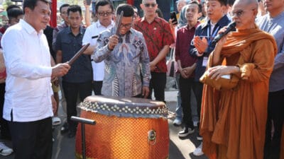 Gubernur Banten, Andra Soni, menghadiri perayaan Tri Suci Waisak di Kabupaten Tangerang, mengajak masyarakat untuk saling menghormati.