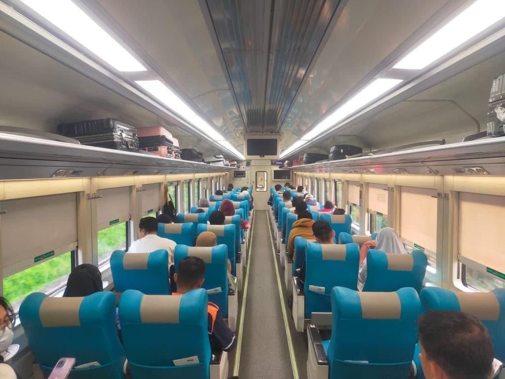 Rencanakan libur Waisak 2025 dengan kereta api tambahan dari KAI untuk perjalanan nyaman dan aman. Pesan tiket sekarang!
