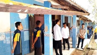 Wabup Pandeglang, Iing Andri Supriadi, tinjau sekolah rusak di hari libur untuk tingkatkan kualitas pendidikan di Kabupaten Pandeglang.