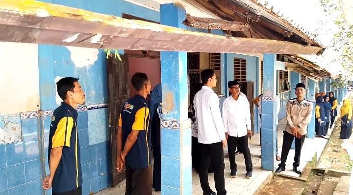 Wabup Pandeglang, Iing Andri Supriadi, tinjau sekolah rusak di hari libur untuk tingkatkan kualitas pendidikan di Kabupaten Pandeglang.