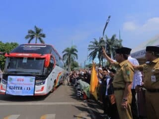 393 calon jemaah haji Kota Tangerang resmi diberangkatkan oleh Wali Kota H. Sachrudin dalam Kloter 13 JKG/Banten menuju Tanah Suci.