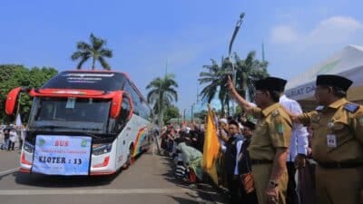 393 calon jemaah haji Kota Tangerang resmi diberangkatkan oleh Wali Kota H. Sachrudin dalam Kloter 13 JKG/Banten menuju Tanah Suci.