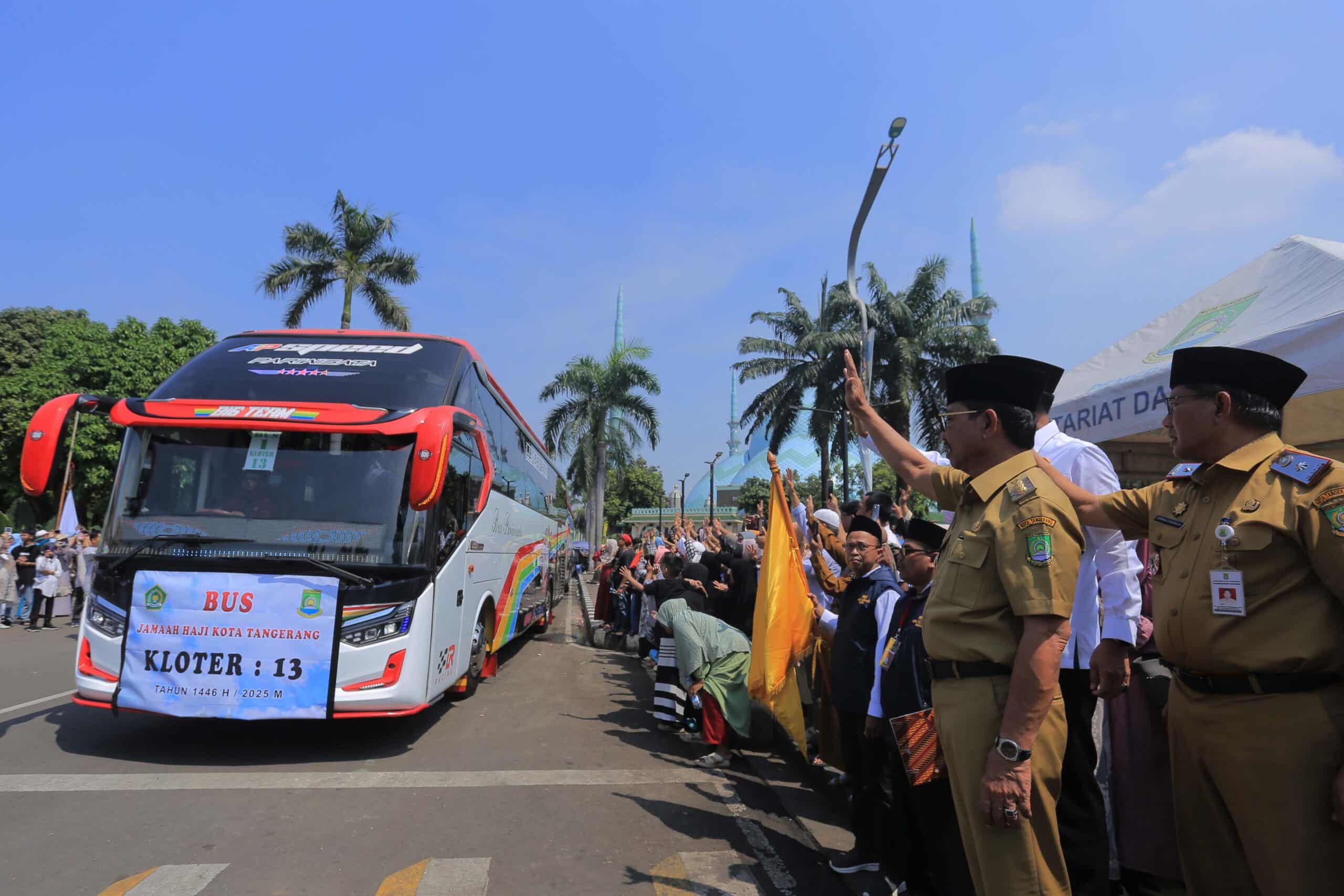 393 calon jemaah haji Kota Tangerang resmi diberangkatkan oleh Wali Kota H. Sachrudin dalam Kloter 13 JKG/Banten menuju Tanah Suci.