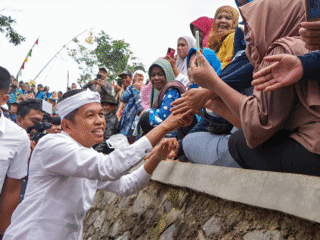 Gubernur Jawa Barat, Dedi Mulyadi, meluncurkan sistem transaksi nontunai untuk pengelolaan keuangan desa di Jawa Barat.