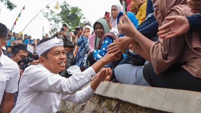 Gubernur Jawa Barat, Dedi Mulyadi, meluncurkan sistem transaksi nontunai untuk pengelolaan keuangan desa di Jawa Barat.
