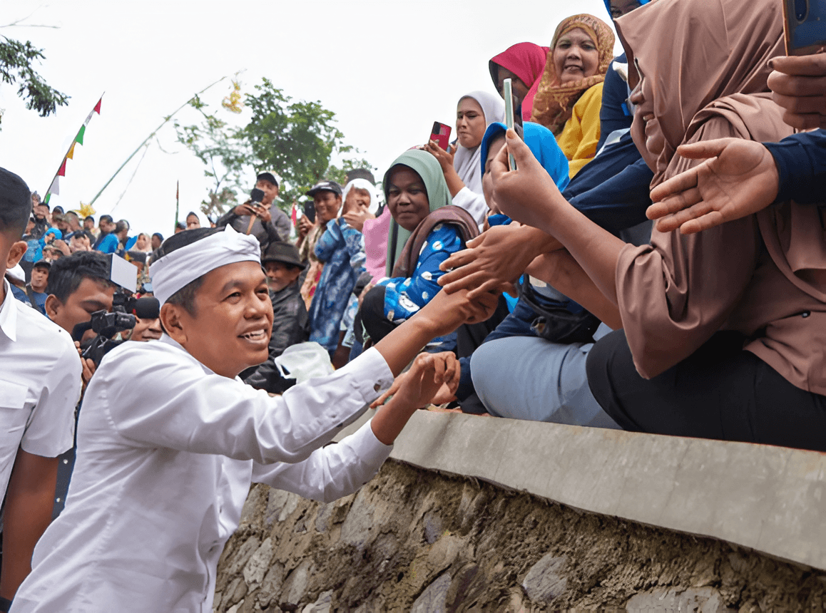Gubernur Jawa Barat, Dedi Mulyadi, meluncurkan sistem transaksi nontunai untuk pengelolaan keuangan desa di Jawa Barat.