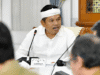 Gubernur Jawa Barat, Dedi Mulyadi, menanggapi upaya mempidanakan dirinya terkait kebijakan pelajar bermasalah yang harus masuk barak militer.