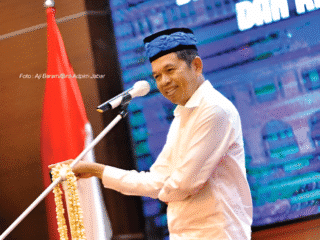 Gubernur Jawa Barat, Dedi Mulyadi, melaksanakan salat Idul Adha 1446 Hijriah di Cirebon, menekankan pentingnya ketaatan anak kepada orang tua