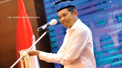 Gubernur Jawa Barat, Dedi Mulyadi, melaksanakan salat Idul Adha 1446 Hijriah di Cirebon, menekankan pentingnya ketaatan anak kepada orang tua