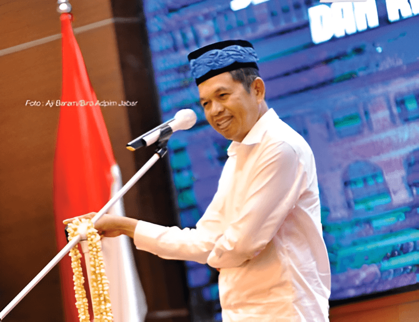 Gubernur Jawa Barat, Dedi Mulyadi, melaksanakan salat Idul Adha 1446 Hijriah di Cirebon, menekankan pentingnya ketaatan anak kepada orang tua