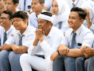 Wakil Ketua Komisi X DPR, Lalu Hadrian Irfani, mengkritik rencana Gubernur Jawa Barat, Dedi Mulyadi, yang ingin menghapus PR siswa.
