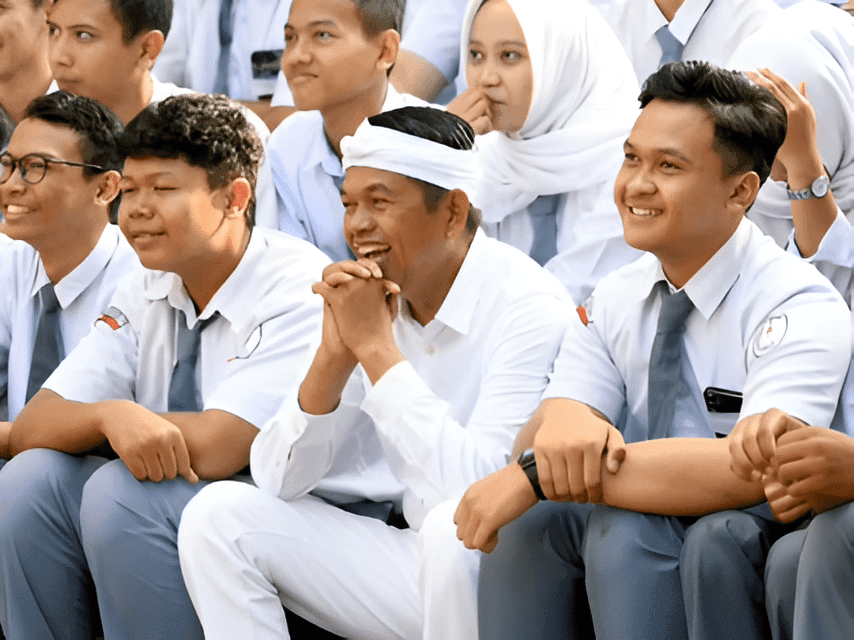 Wakil Ketua Komisi X DPR, Lalu Hadrian Irfani, mengkritik rencana Gubernur Jawa Barat, Dedi Mulyadi, yang ingin menghapus PR siswa.