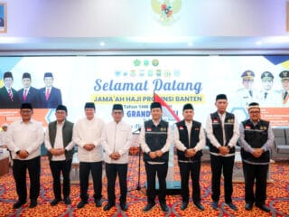 Gubernur Banten Andra Soni sambut kepulangan jamaah haji Kloter JKG 21 asal Tangerang di Asrama Haji Cipondoh, Kamis subuh (19/6/2025).