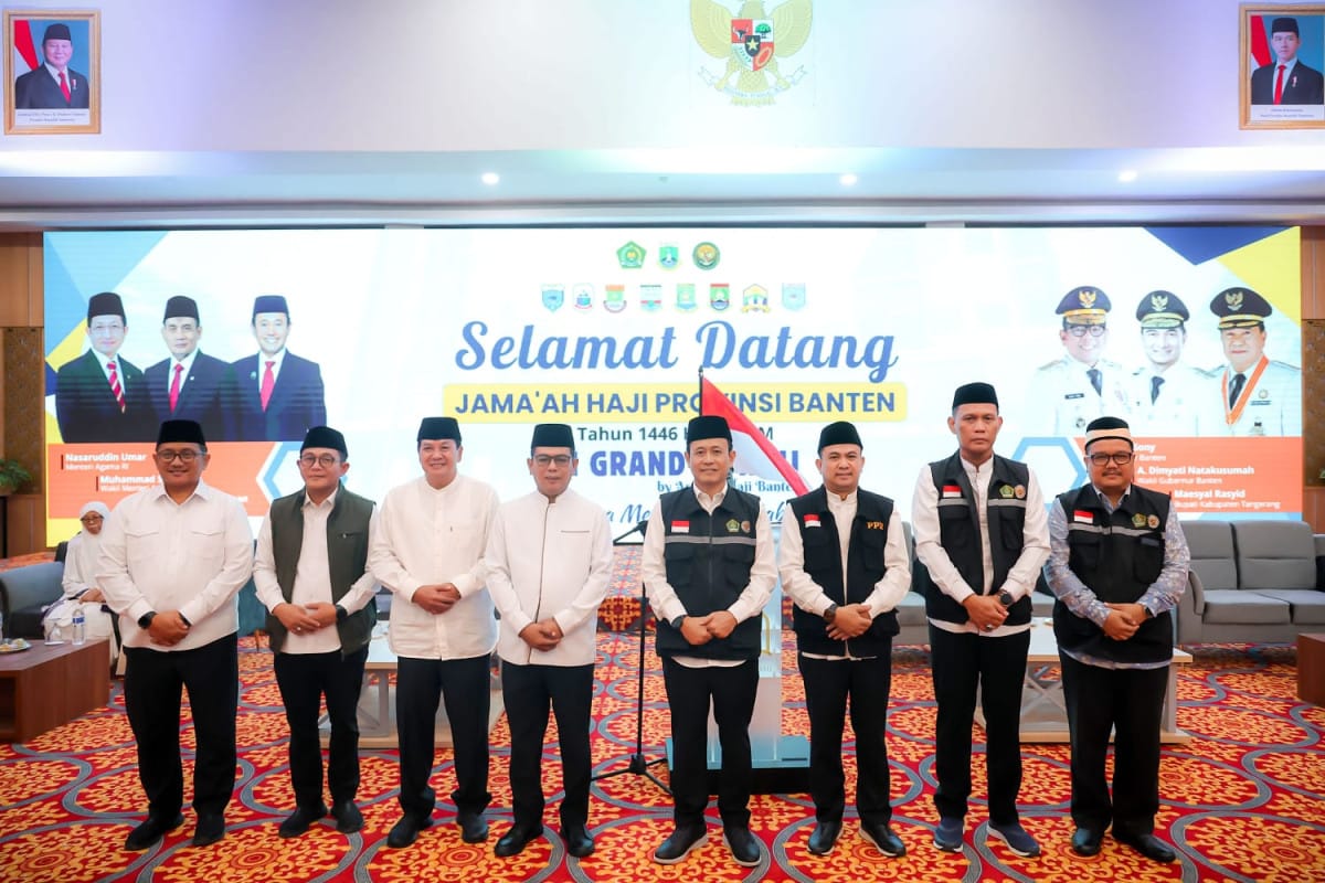 Gubernur Banten Andra Soni sambut kepulangan jamaah haji Kloter JKG 21 asal Tangerang di Asrama Haji Cipondoh, Kamis subuh (19/6/2025).
