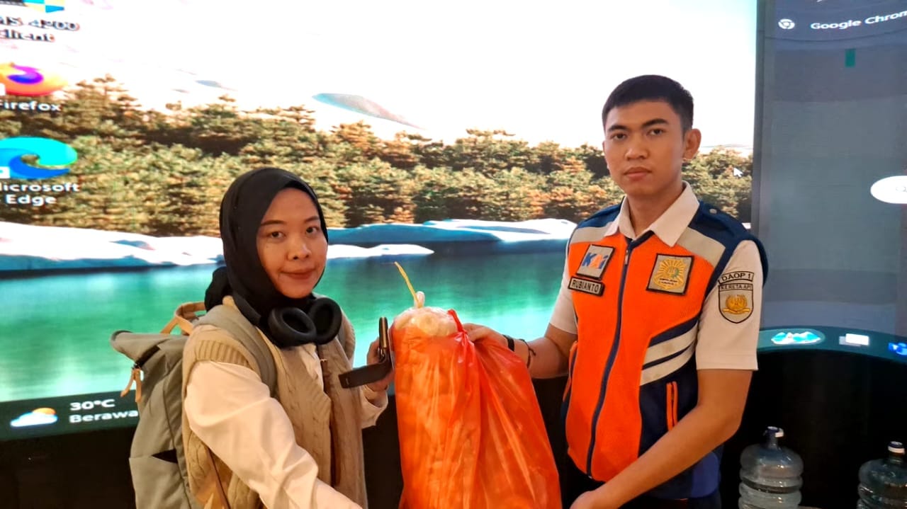 Lewat layanan Lost and Found, KAI bantu ribuan penumpang temukan kembali barangnya yang tertinggal di stasiun dan kereta.