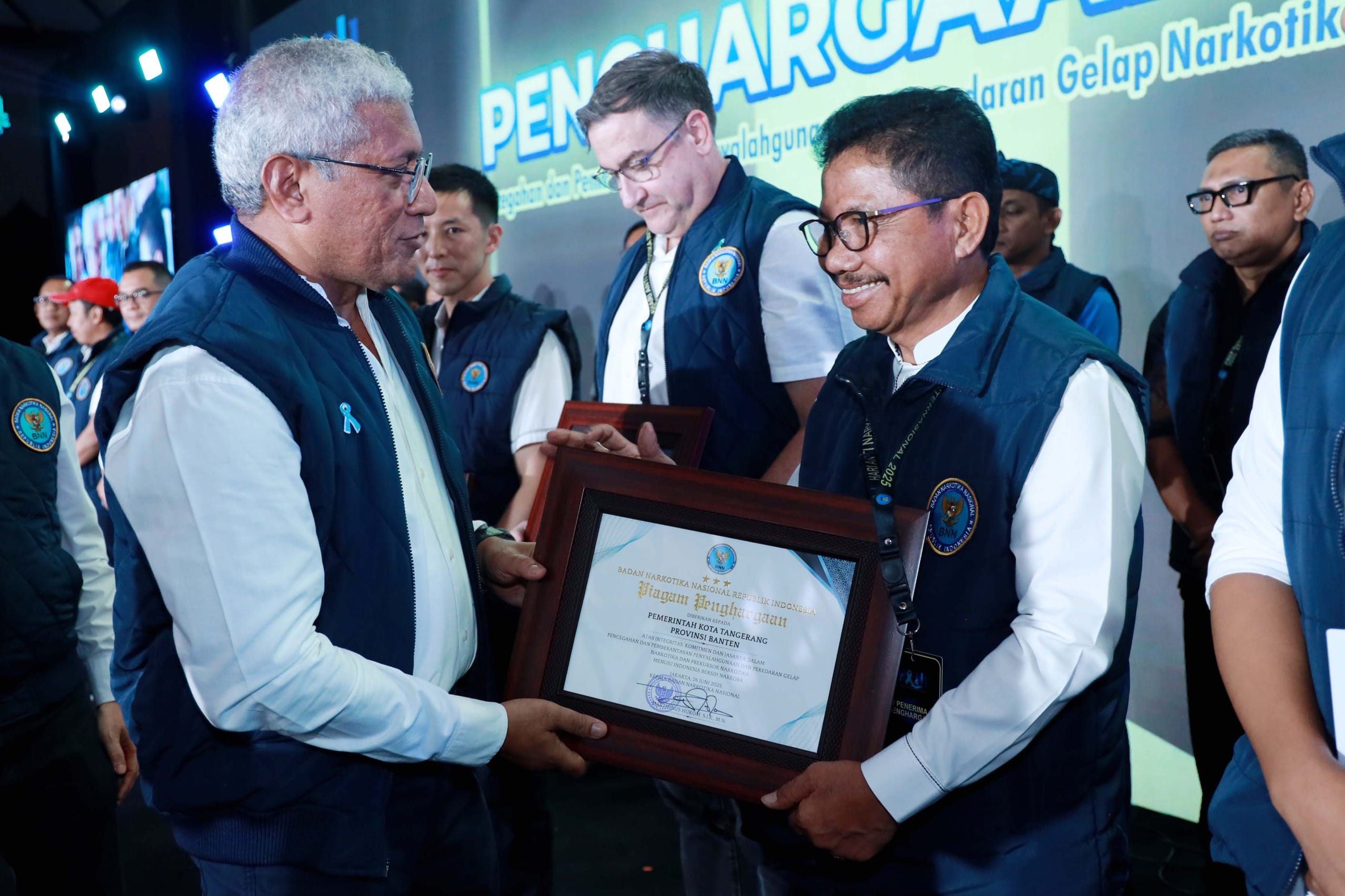 Pemkot Tangerang raih penghargaan P4GN dari BNN RI atas komitmen mencegah peredaran narkoba di peringatan HANI 2025 di Jakarta.
