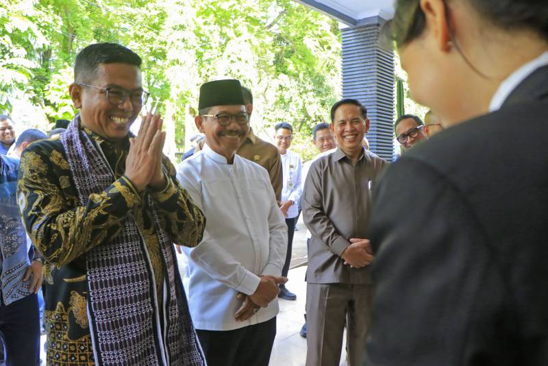 Kota Tangerang menjadi pelopor penerapan Sistem Pola Pengelolaan Keuangan Badan Layanan Umum Daerah (PPK BLUD) di Sekolah Menengah Kejuruan.